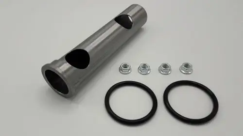 Edelstahlrohr mit mehreren Öffnungen, zwei schwarze O-Ringe und drei Metallmuttern. Teil eines Wasserverteilungssystems von Remeha.